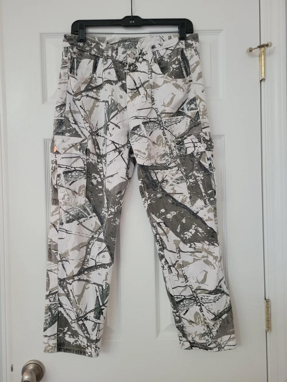 Men's Relaxed Cargo Jeans in White and Olive Camo